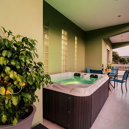 Greek Style With Jaquzzi & Barbeque Apartment