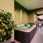 Greek Style With Jaquzzi & Barbeque Apartment
